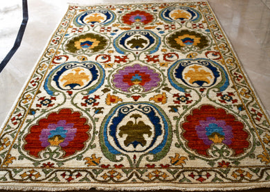 Off-white Suzani Carpet (4'.8